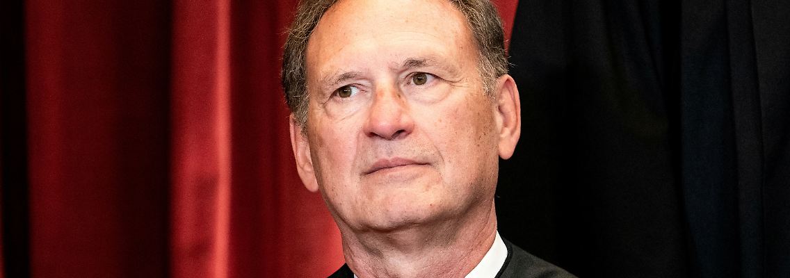 2022-07-28T194836Z_304769606_RC26LV9G4PF0_RTRMADP_3_USA-COURT-ALITO.JPG