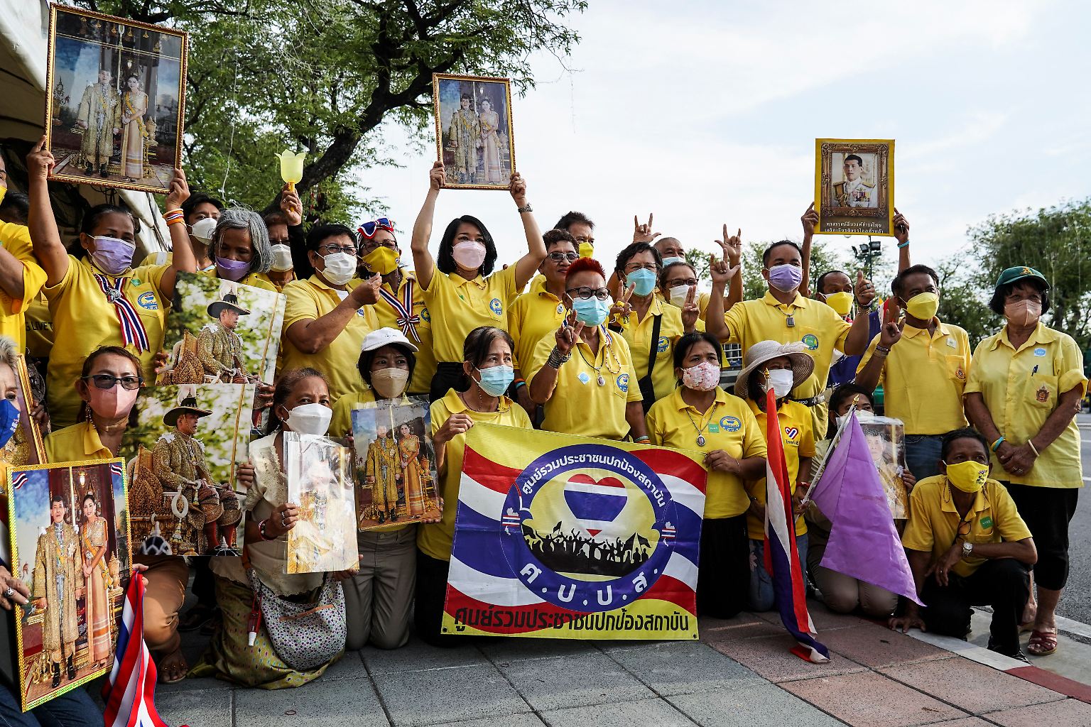 Thailands Monarchie-Anhänger feiern ihn ...