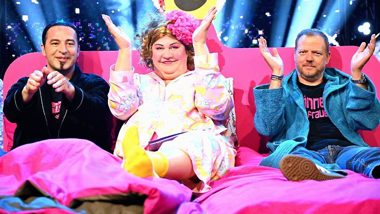 Da ist sie ja wieder: Cindy aus Marzahn mit ihren Gästen Bülent Ceylan (l.) und Mario Barth.