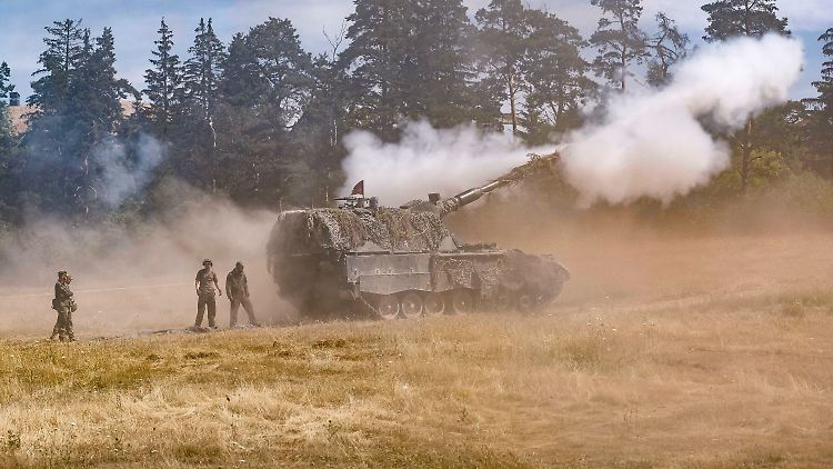 Soldaten der Bundeswehr üben das Feuern mit einer Panzerhaubitze 2000 auf dem Truppenübungsplatz Grafenwöhr in Bayern.