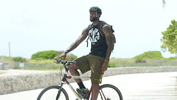 2013 überraschte LeBron James viele Fans mit einer überraschenden Fahrradtour am South Beach von Miami.