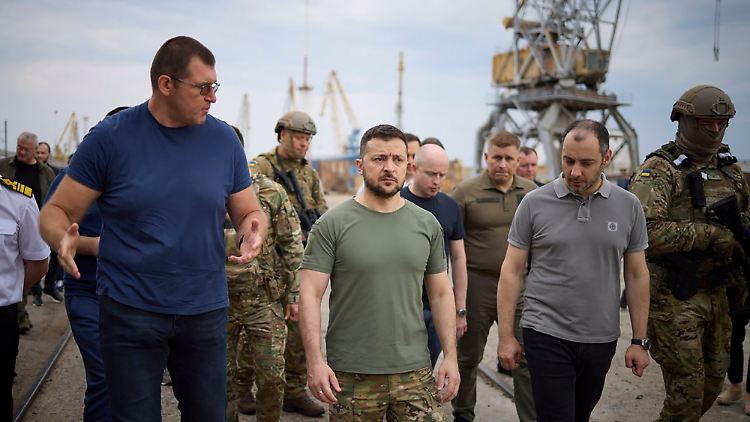 Der ukrainische Präsident Selenskyj besuchte den Hafen von Odessa.