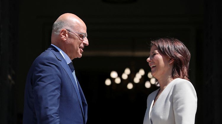 Griechenlands Außenminister Niko Dendias und Annalena Baerbock