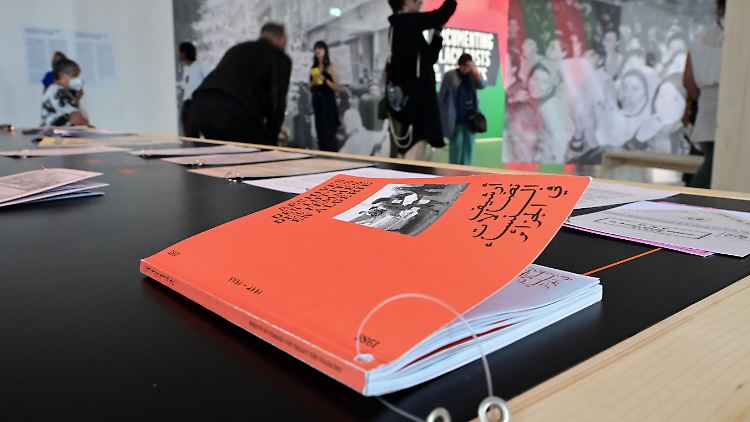 Die Broschüre, die von der Initiative "Archives des luttes des femmes en Algérie" ("Archive der Frauenkämpfe in Algerien") enthält weitere als antisemitisch kritisierte Motive.