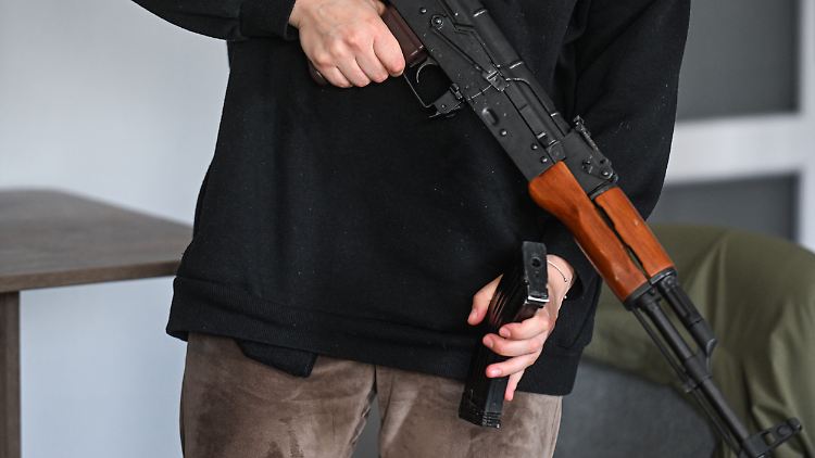 Extremisten könnten in der Ukraine eine "intensive Waffenausbildung" erhalten, Kriegserfahrung erlangen oder gar an Kriegswaffen kommen.