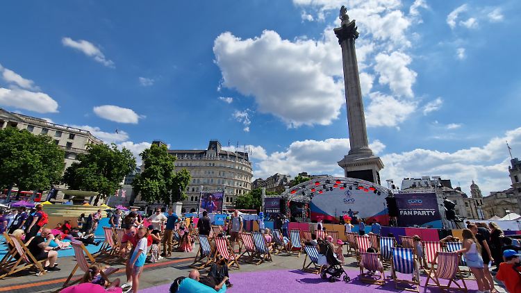 Bis zu 7000 Menschen können das Public Viewing zum EM-Finale auf dem Trafalgar Square verfolgen. Noch ist alles entspannt auf dem Platz.