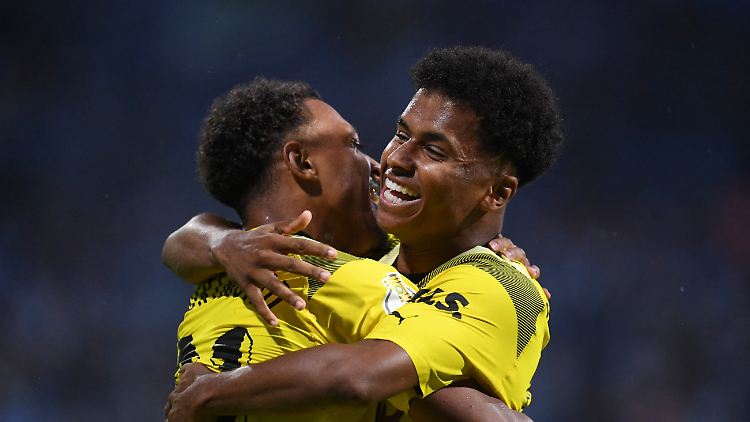 Torschützen unter sich: Donyell Malen und Karim Adeyemi.