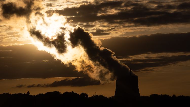 Blick auf das Kernkraftwerk Emsland mit seinem Kühlturm