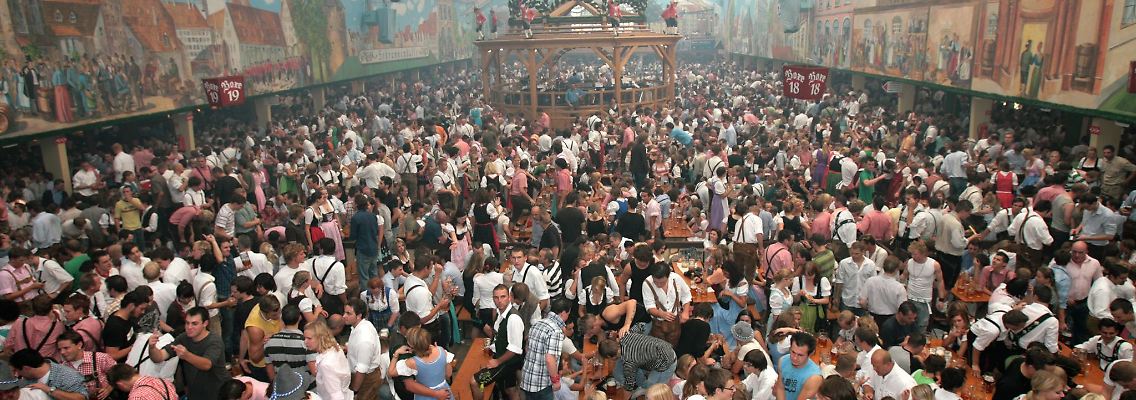 Das voll besetzte Hacker-Pschorr-Bierzelt auf dem Oktoberfest.