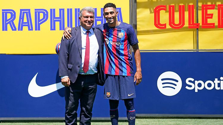 Joan Laporta (l), Präsident des FC Barcelona, stellt Raphinha vor.