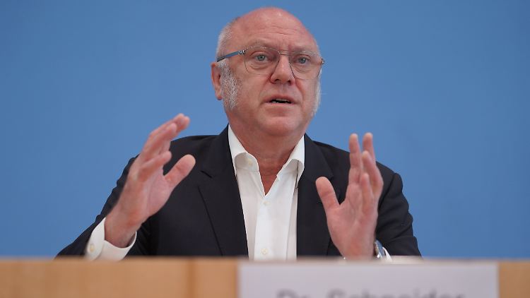Ulrich Schneider ist Hauptgeschäftsführer des Paritätischen. Er setzt sich seit langem für höhere Hartz-IV-Regelsätze ein und die Bekämpfung der Armut in Deutschland.