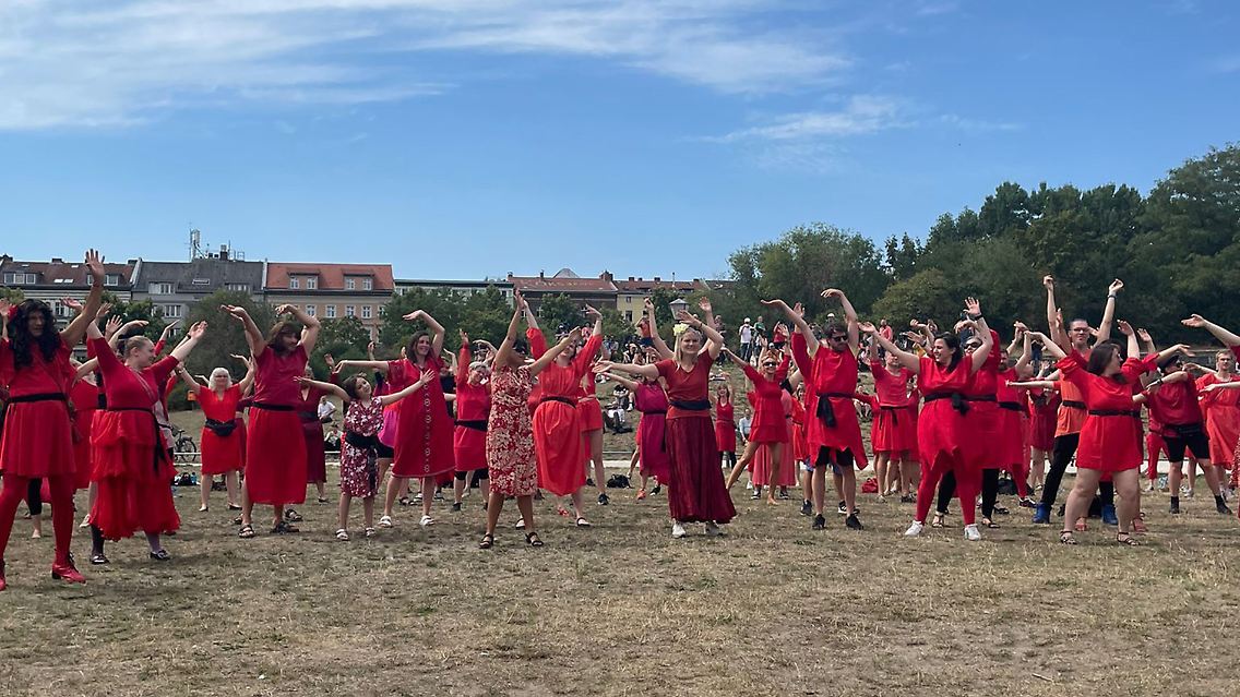 Hier wird in Berlin im Kate-Bush-Stil zu "Wuthering Heights" getanzt.