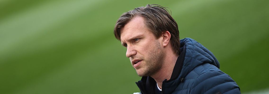 Markus Krösche spricht vor einem Spiel im Interview.