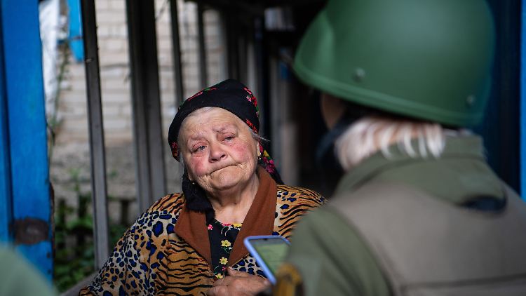 Freiwillige Helfer versuchen, die Bewohner des Donbass davon zu überzeugen, die Region zu verlassen. 