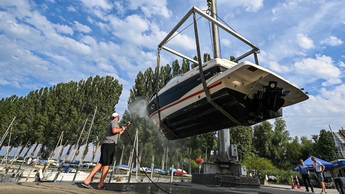 Wegen des niedrigen Wasserstandes in Deutschlands größtem See müssen vor allem am westlichen Ufer die ersten Boote aus den Häfen an Land geholt werden, weil sie sonst auf Grund zu laufen drohen.