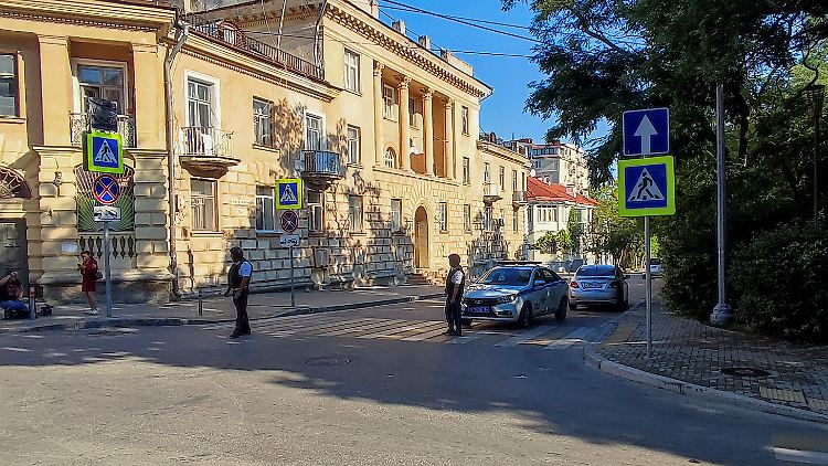 Russische Sicherheitskräfte blockieren eine Straße in Sewastopol nach dem Angriff auf den Stab der Schwarzmeerflotte.