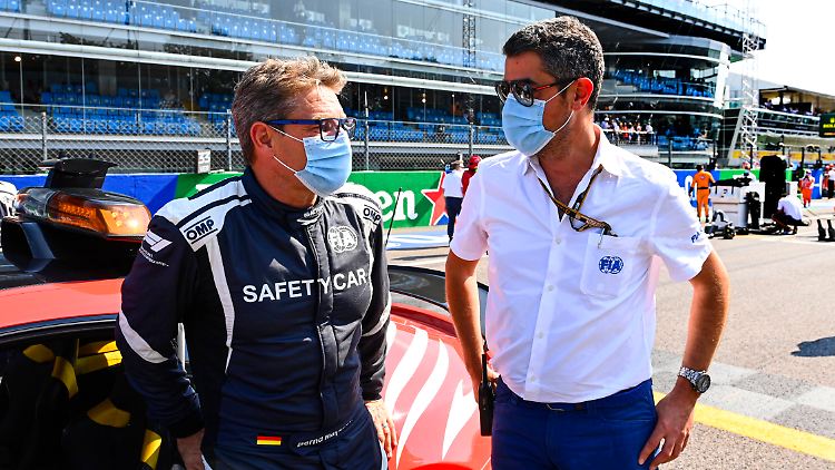 Michael Masi (rechts) im Gespräch mit Safety-Car-Fahrer Bernd Mayländer.