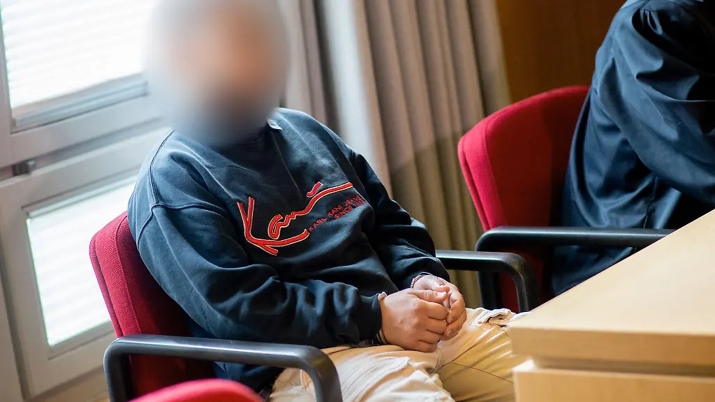 Ein-Autofahrer-hat-laut-Gericht-Schuld-am-Tod-seines-Beifahrers-auf-der-Flucht-vor-der-Polizei-Archivbild