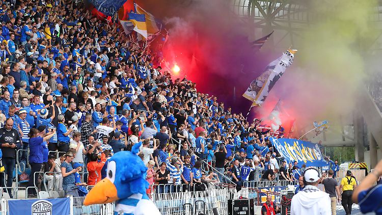 Einige Fans des FC Carl Zeiss haben sich offenbar massiv danebenbenommen.