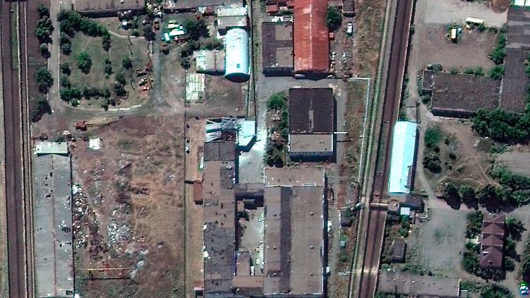 Ein Satellitenfoto zeigt die zerstörte Gefangenenbaracke. Die Nachbargebäude stehen noch.
