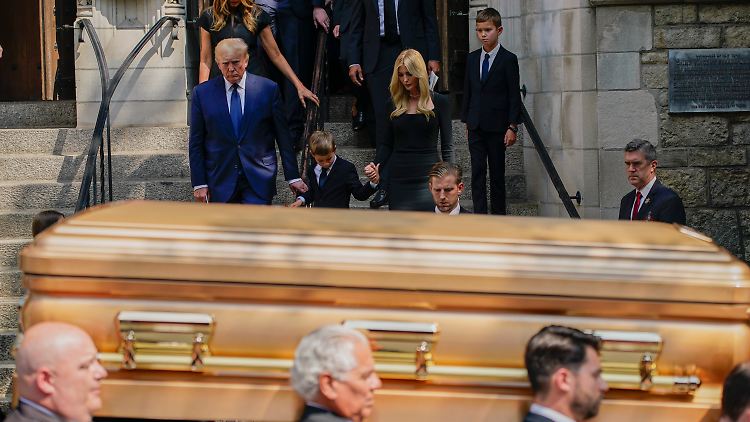 Ivana Trump wurde mit einer privaten Trauerfeier in der St. Vincent Ferrer-Kirche in Manhattan geehrt.