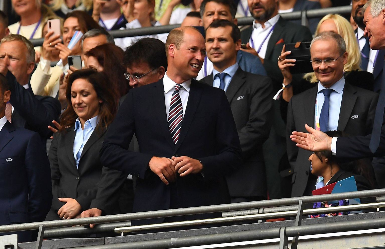 Prinz William frohlockt auf der Tribüne, ...