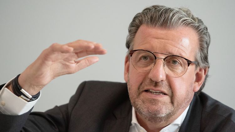 "Stufenweise werden wir auf das Renteneintrittsalter von 70 Jahren hochgehen müssen", sagt Wolf.