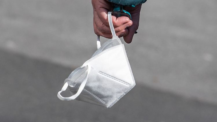 Infizierte müssen nicht in Quarantäne, aber draußen meist eine FFP2-Maske tragen.