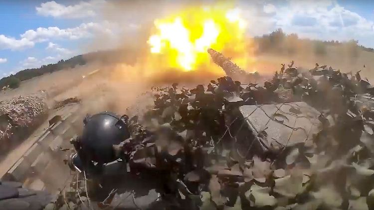 Dieses vom russischen Verteidigungsministerium am 30. Juli 2022 veröffentlichte Foto zeigt einen Panzer der Volksmiliz der Volksrepublik Luhansk bei einem Einsatz an einem ungenannten Ort in der Ukraine.