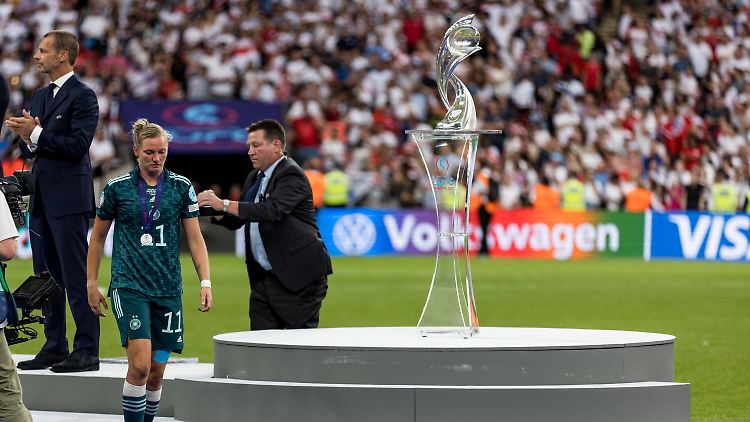 Alexandra Popp schleicht an der EM-Trophäe vorbei.