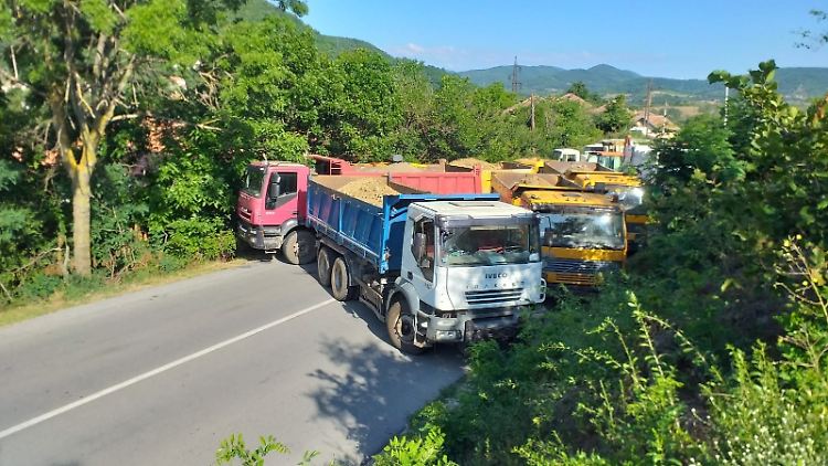 Blockade durch LKW am Grenzübergang Jarinje.
