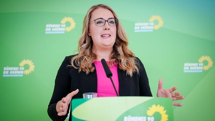 "Finanziert werden kann ein solches ÖPNV-Ticket durch den Abbau des sogenannten Dienstwagenprivilegs," sagte Grünen-Fraktionschefin Dröge.