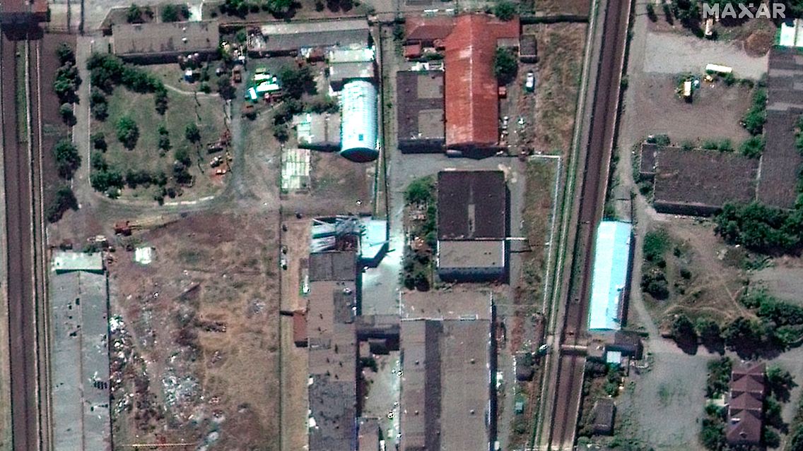 Das Dach des zerstörten Neubaus ist auf Satellitenbildern klar zu erkennen. Drum herum liegt kein Schutt und es gibt keine weiteren Einschläge.
