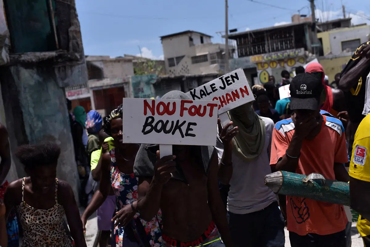 People-follow-armed-gang-members