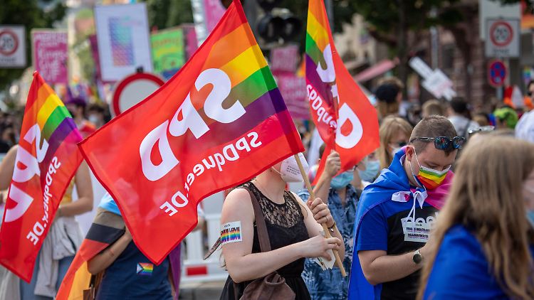 SPDqueer hat sich von dem Vorfall distanziert. Sie lehnen "jede Art sexistischer oder misogyner Musik ab".