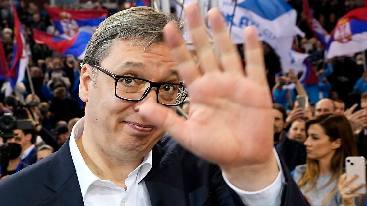 Serbiens Präsident Aleksandar Vučić fährt seit Jahren dreigleisig.