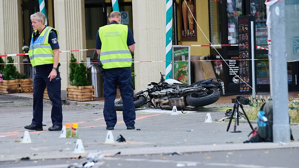 Bei-einem-schweren-Verkehrsunfall-am-Roten-Rathaus-in-Berlin-Mitte-ist-ein-Motorradfahrer-gestorben