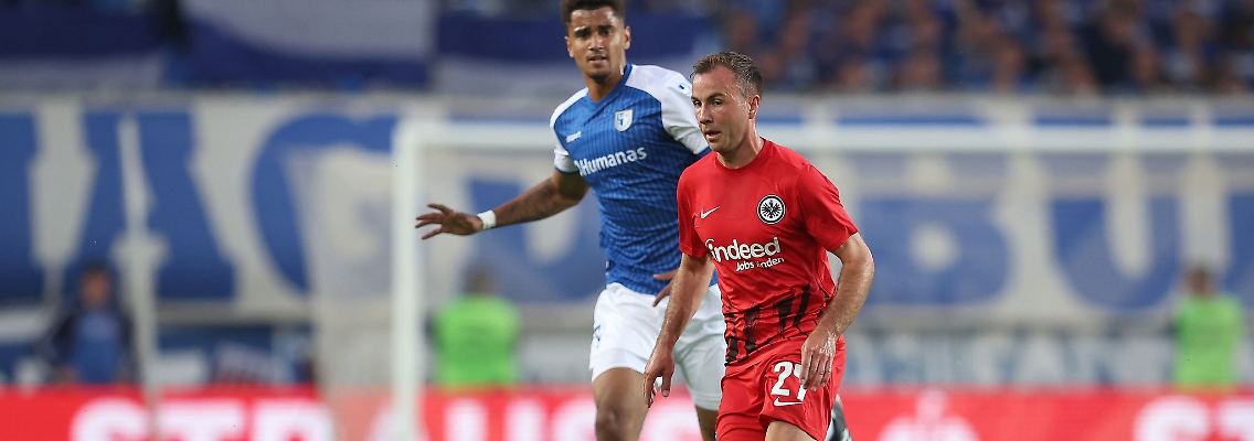 Mario Götze (r) gab sein Pflichtspiel-Debüt für die Eintracht.