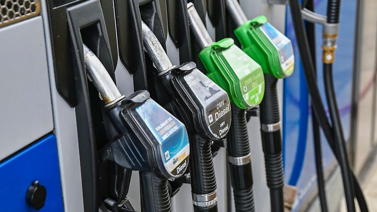 Auffällig ist, dass Autofahrer jetzt häufiger günstigeres E10 tanken.