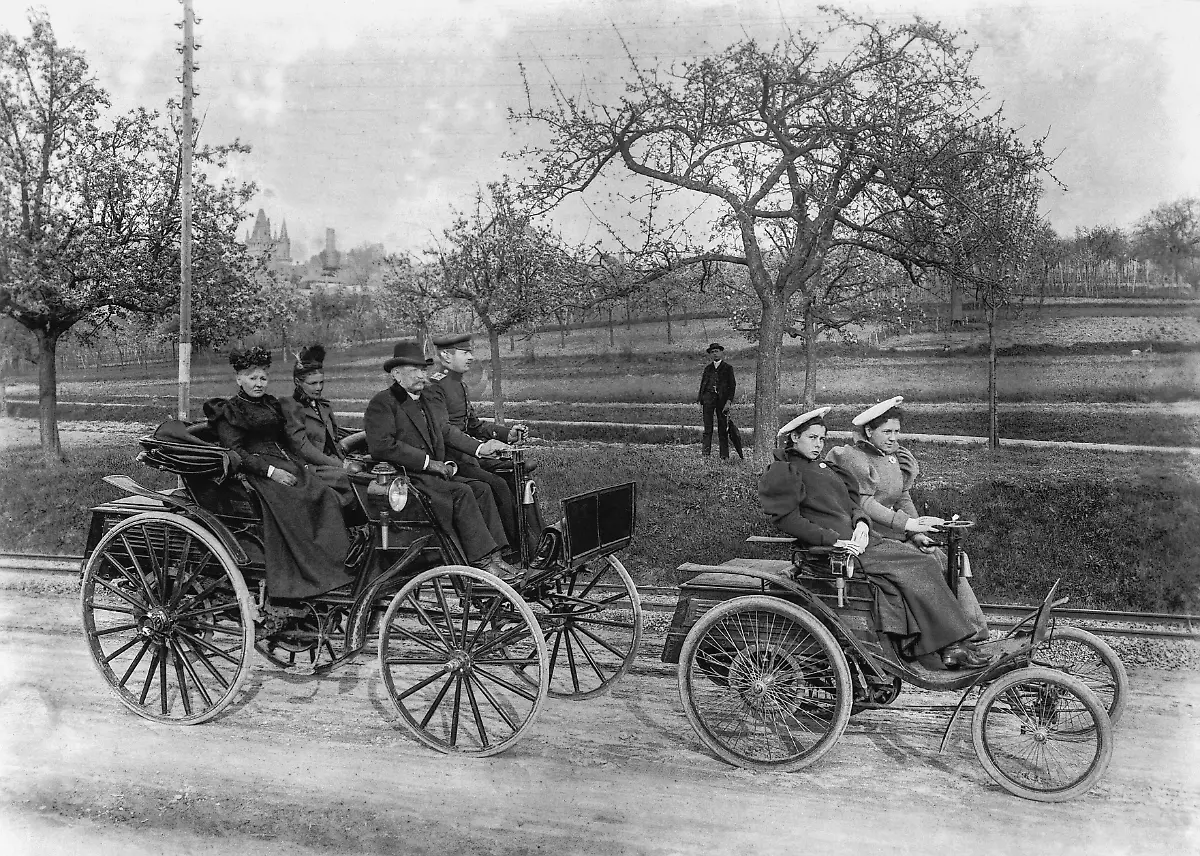 01-Benz-Velo-rechts-und-Benz-Phaeton-links-bei-einer-UEberlandtour-1895-am-Lenkrad-des-Velo-ist-Clara-Benz-Tochter-von-Carl-Benz-Quelle-Mercedes-Benz-Classic-Archive