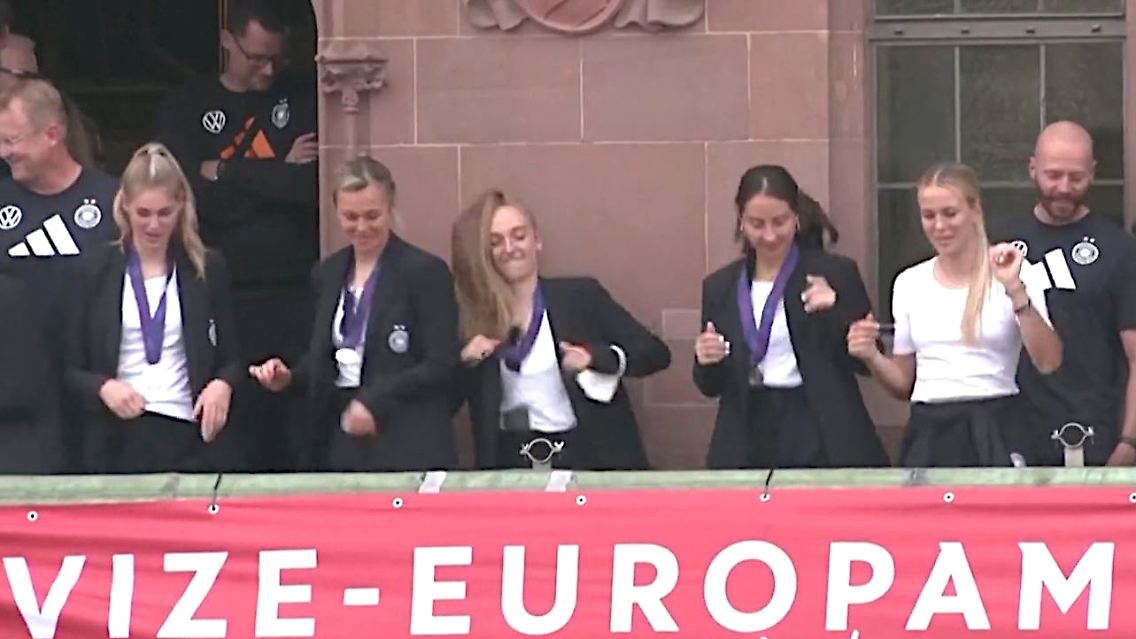 DFB-Frauen Cotton Eye Joe.JPG