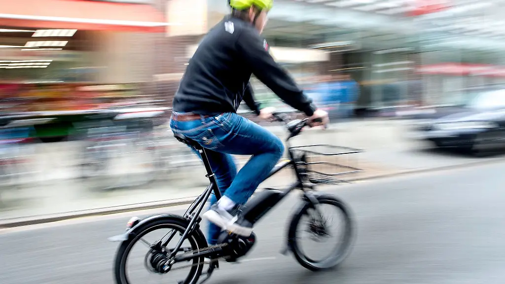 Ein-74-Jaehriger-erlitt-bei-einem-Unfall-mit-einem-E-Bike-so-schwere-Verletzungen-dass-er-spaeter-starb-Symbolfoto
