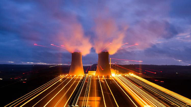 Strahlende Vergangenheit: das inzwischen abgeschaltete AKW Grohnde in einer Aufnahme mit Langzeitbelichtung.