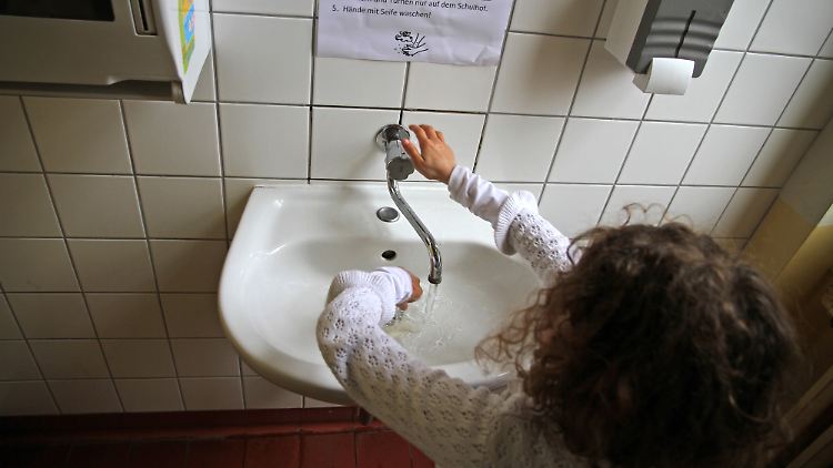 In Zwickau sollen sich Kita-Kinder und Schüler künftig mit kaltem Wasser die Hände waschen. 