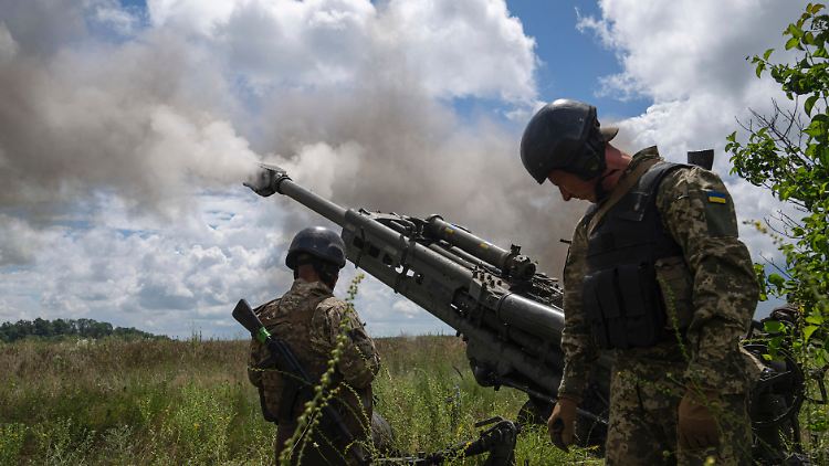 Ukrainische Soldaten und eine US-amerikanische Haubitze.