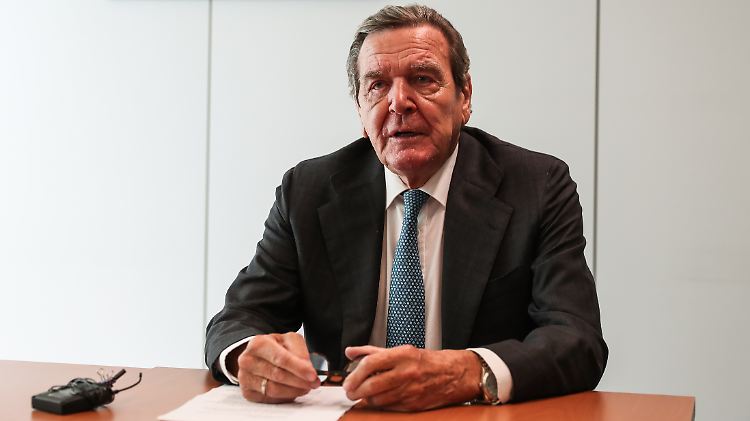 Ein erster Erfolg sei das Getreideabkommen, "vielleicht kann man das langsam zu einem Waffenstillstand ausbauen", sagt Altkanzler Schröder.
