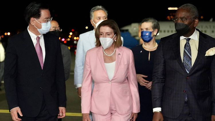 Pelosi mit ihrer Delegation am Flughafen in Taipeh.