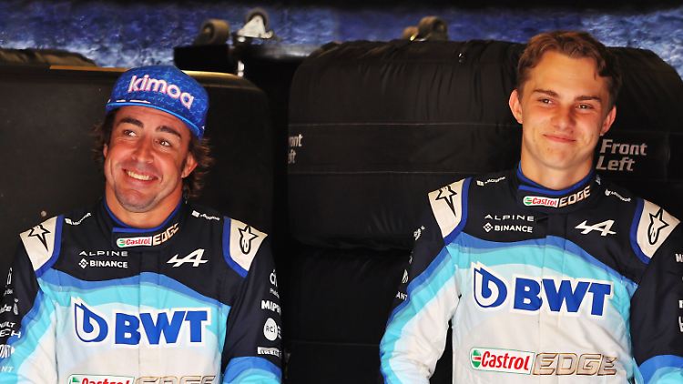 Fernando Alonso (l.) und Oscar Piastri trennen 20 Jahre. Kommende Saison fahren trotzdem beide in der Formel 1.