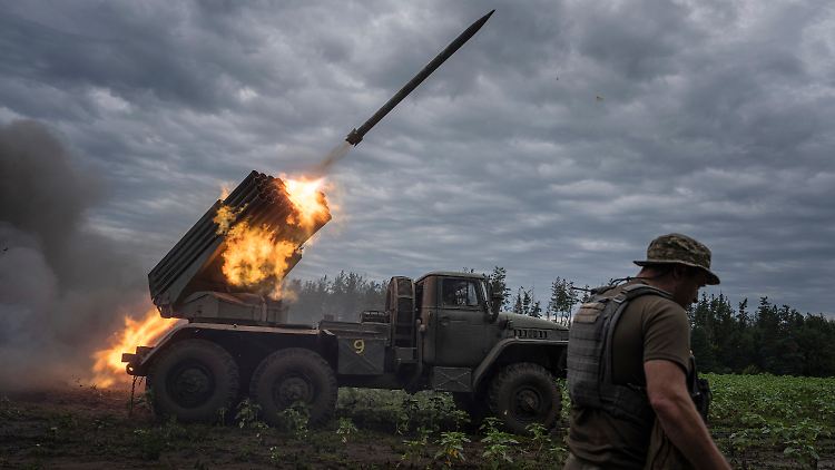 Ukrainische Streitkräfte befeuern Russland in der Region Charkiw.