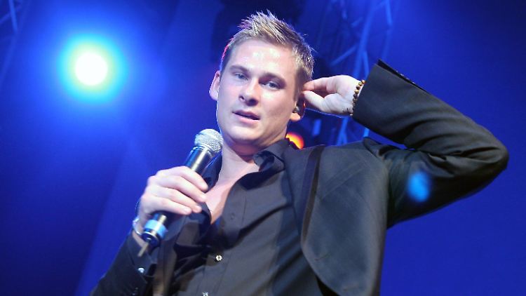 Der Boyband-Sänger Lee Ryan soll auf einem Flug nach London für Aufregung gesorgt haben.